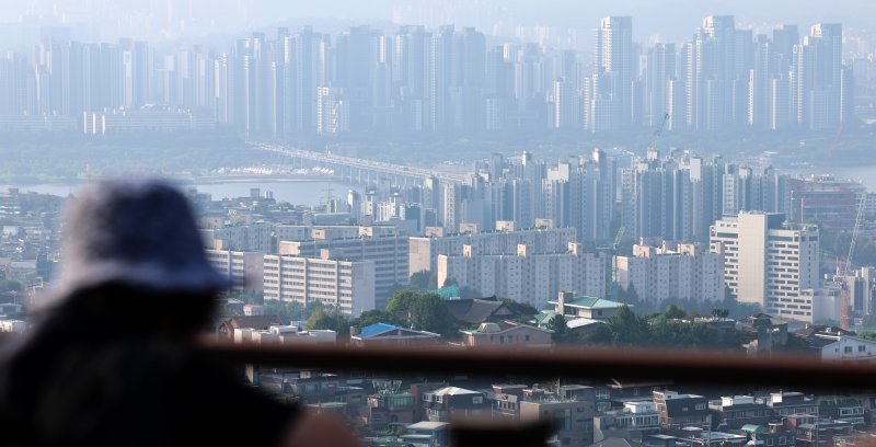 서울 중구 남산공원에서 아파트 단지들이 보이고 있다. 뉴시스