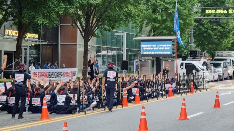 고려아연 노동조합 70여명이 울산에서 상경해 서울 광화문 MBK파트너스 본사 앞에서 사모펀드 자본을 규탄하는 집회를 진행하고 있다. 고려아연 노조 제공