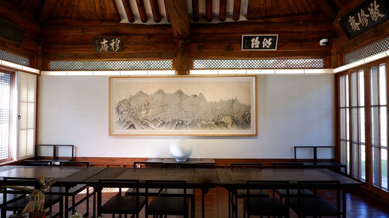 달 항아리와 서예화. 모두 안영환 회장 소장품이다.ⓒ News1 윤슬빈 기자