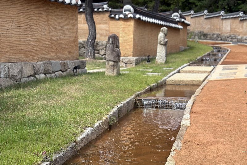 호텔 담벼락을 따라 흐르는 개울과 맨발 황톳길