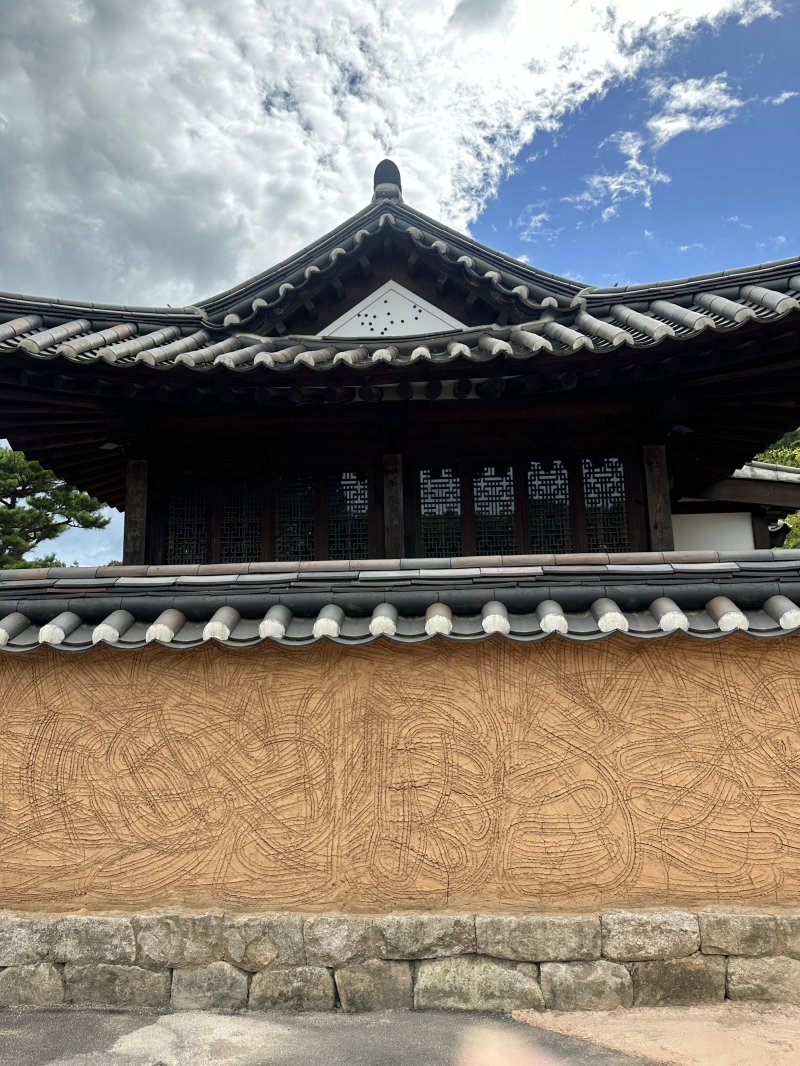 담장에 그려진 기하학적인 무늬가 인상적이다ⓒ News1 윤슬빈 기자