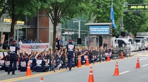 울산에서 상경한 고려아연 노조 소속 70여명은 광화문 MBK 본사앞에서 MBK자본을 규탄하는 집회를 진행하고 있다.<div id='ad_body3' class='mbad_bottom' ></div> 고려아연 노동조합 제공.