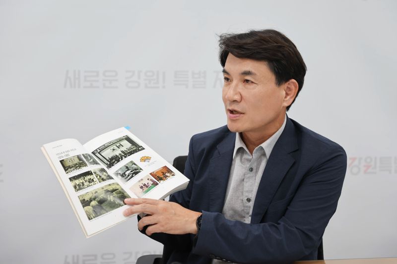 김진태 강원지사가 19일 도청 기자실에서 기자회견을 갖고 캐나다와 미국 방문 일정에 대해 설명하고 있다. 강원자치도 제공