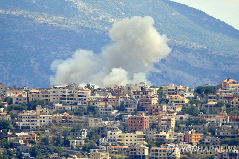 이스라엘군, 레바논 남부 공습 TOPSHOT - Smoke billows from the site of an Israeli airstrike in the southern Lebanese village of Khiam near the border on September 19, 2024. Lebanon's Hezbollah has traded near-daily fire with Israeli forces in support of ally Hamas since the Palestinian militant group's October 7