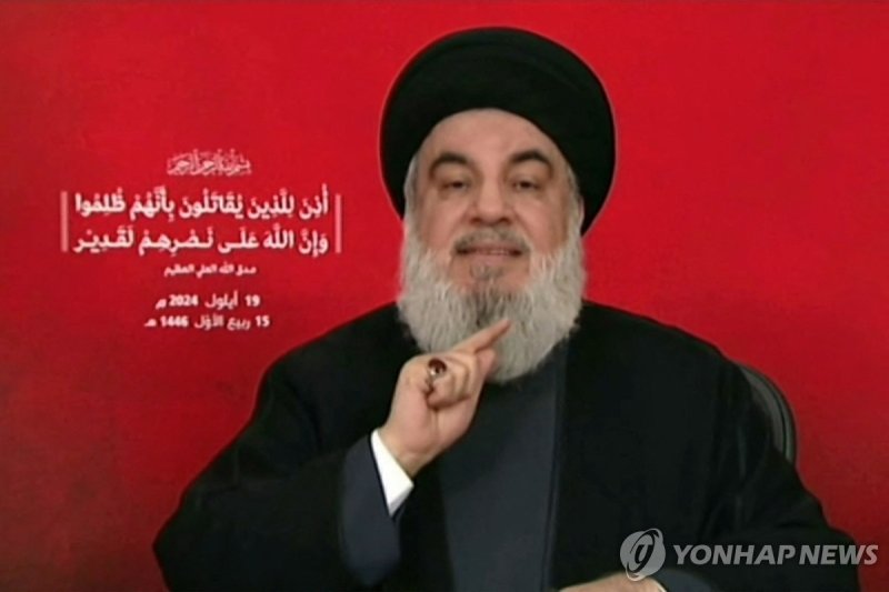 헤즈볼라 수장 An image grab taken from Hezbollah's Al-Manar TV shows the Lebanese militant group's chief Hassan Nasrallah addressing the nation from an undisclosed location on September 19, 2024. Nasrallah said in his first televised appearance after this week's electronic devices' attacks in Lebanon that