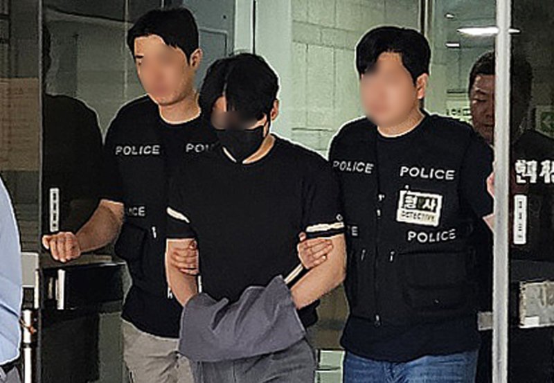 유튜버 김강패 씨와 함께 마약을 투약한 혐의로 구속 송치된 유명 BJ 박 모 씨(35)가 12일 오전 서울 서초구 서울중앙지법에서 열린 구속 전 피의자심문에 출석한 뒤 법원을 나서고 있다. 2024.9.12/뉴스1 ⓒ News1 장시온 기자
