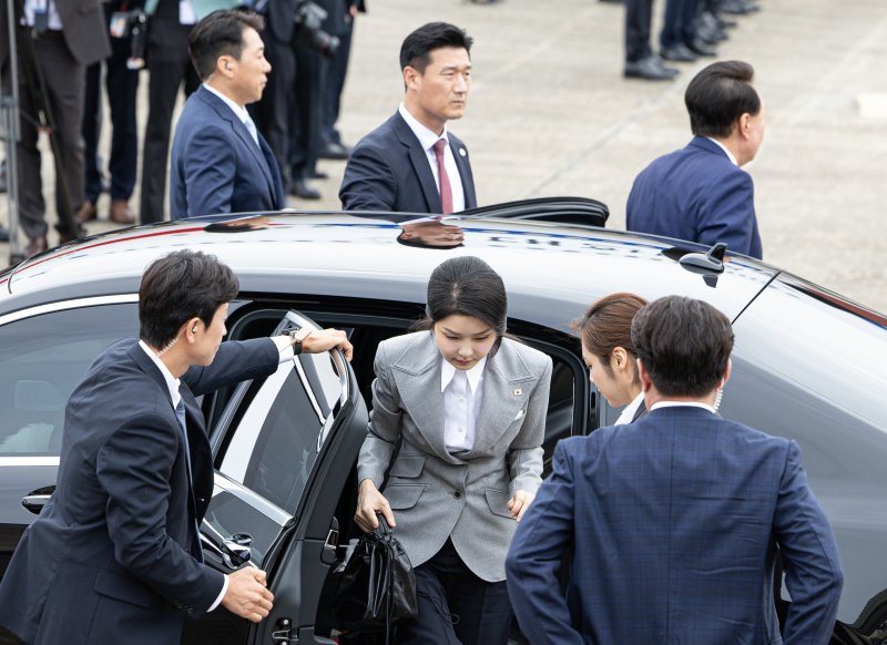 윤석열 대통령과 김건희 여사가 19일 오전 경기도 성남시 서울공항에서 체코로 출국하기 위해 공군 1호기로 향하고 있다. 윤 대통령은 이번 체코 방문을 통해 지난 7월 한국수력원자력이 두코바니 신규 원전 건설사업의 우선협상대상자로 선정된 이후 후속 조치에 매진한다는 방침이다. 2024.9.19/뉴스1 ⓒ News1 이재명 기자