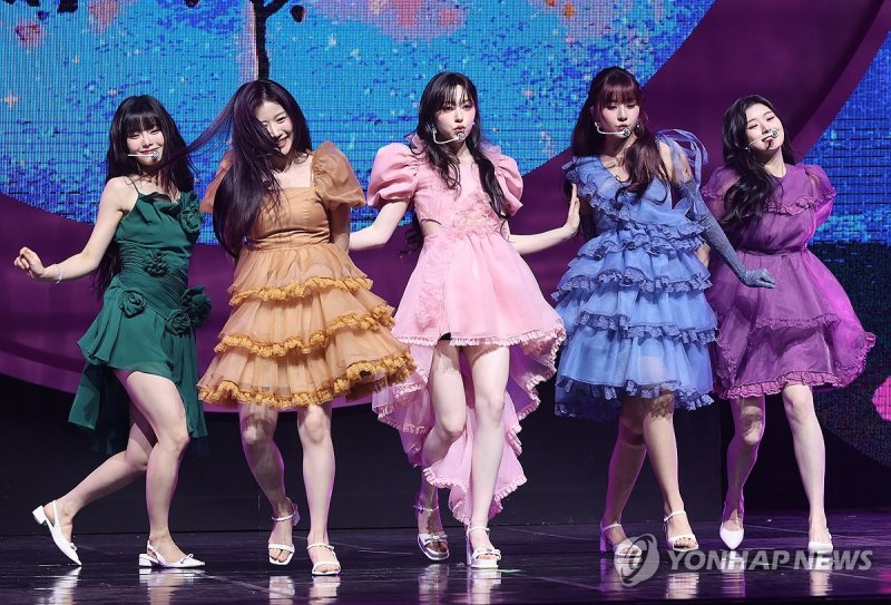 피프티피프티 '5인조로 선보이는 첫 무대' 피프티피프티 '5인조로 선보이는 첫 무대' (서울=연합뉴스) 이재희 기자 = 걸그룹 피프티피프티가 20일 오후 서울 광진구 예스24라이브홀에서 열린 두 번째 미니앨범 '러브 튠'(LOVE TUNE) 발표회에서 타이틀곡 'SOS' 무대를 선보이고 있다. 2024.9.20 scape@yna.co.kr (끝)