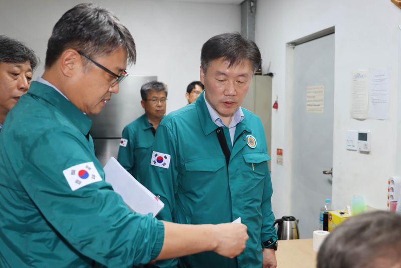 박범수 농식품부 차관이 20일 오후 경기 여주 거점소독시설 등을 방문, 가축질병 방역관리 상황과 겨울철 특별방역대책 준비상황 등을 점검했다.