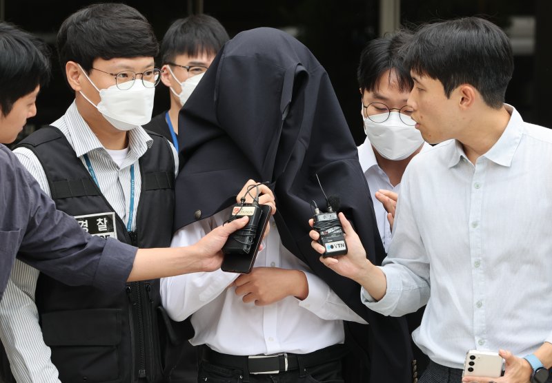 의료계 집단행동에 동참하지 않은 의사 및 의대생의 블랙리스트 '감사한 의사'를 유포한 혐의를 받는 사직 전공의 A씨가 지난달 20일 서울 서초구 서울중앙지방법원에서 열린 구속 전 피의자 심문(영장실질심사)을 마친 뒤 법정을 나서고 있다. /사진=뉴시스