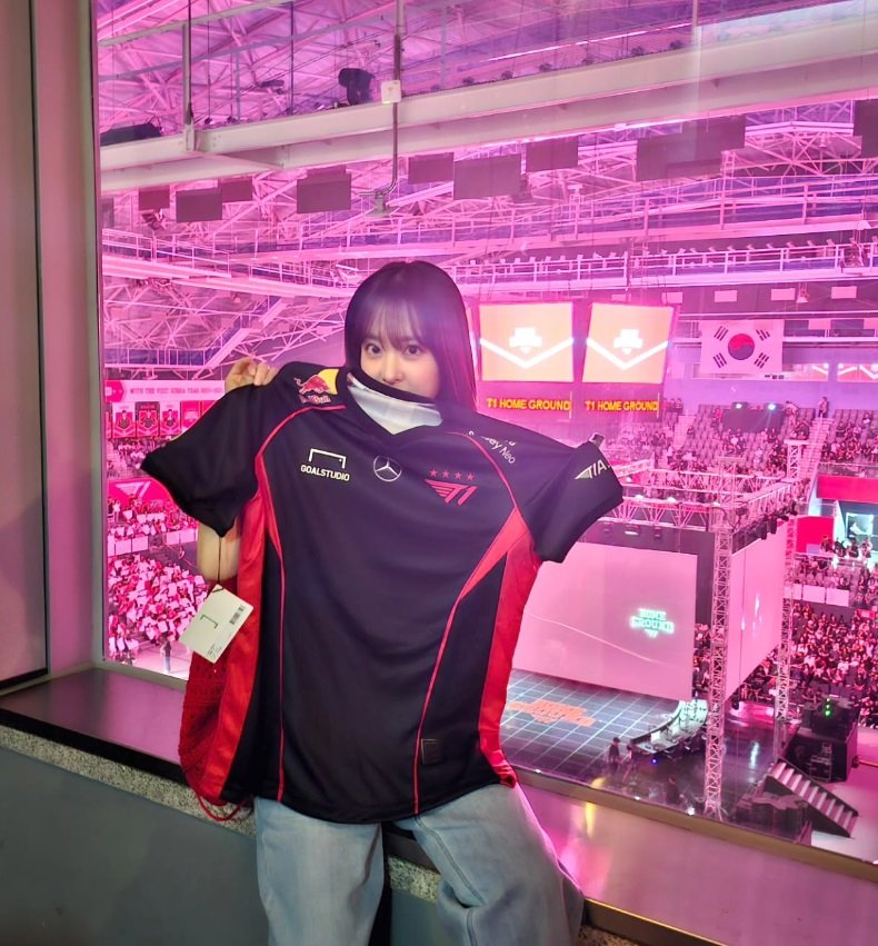 [서울=뉴시스] 배우 박보영이 리그 오브 레전드 e스포츠팀 T1 유니폼을 들고 있다. (사진=박보영 인스타그램 캡처) 2024.09.20. photo@newsis.com *재판매 및 DB 금지