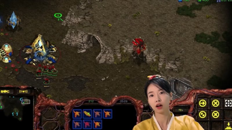 [서울=뉴시스] 배우 이시아가 스타크래프트를 하고 있는 모습. (사진=유튜브 채널 '이시아exia' 캡처) 2024.09.20. photo@newsis.com *재판매 및 DB 금지