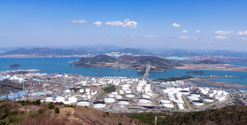 전남도는 내년 정부 예산안에 노후 산단 기반 시설 정비, 진입도로 개설, 근로환경 개선 등 산단 지원 분야 6개 사업에 491억원(총사업비 4202억원)이 반영돼 신산업 육성기지로 도약할 발판을 마련했다고 21일 밝혔다. 사진은 여수국가산단 모습. 전남도 제공