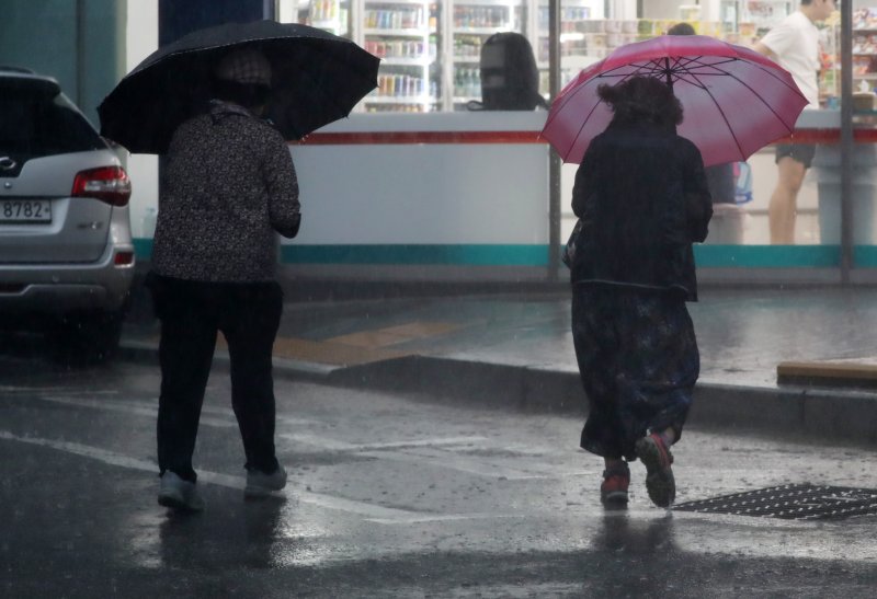 양산 하북면 한 도로에서 우산을 쓴 시민들이 이동하고 있다. 2024.9.20/뉴스1 ⓒ News1 윤일지 기자