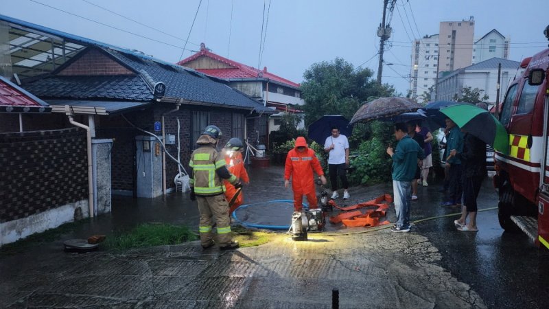 [논산=뉴시스]백성현 논산시장이 21일 주택 침수지역을 찾아 현장을 점검하고 있다. 2024. 09. 21 *재판매 및 DB 금지