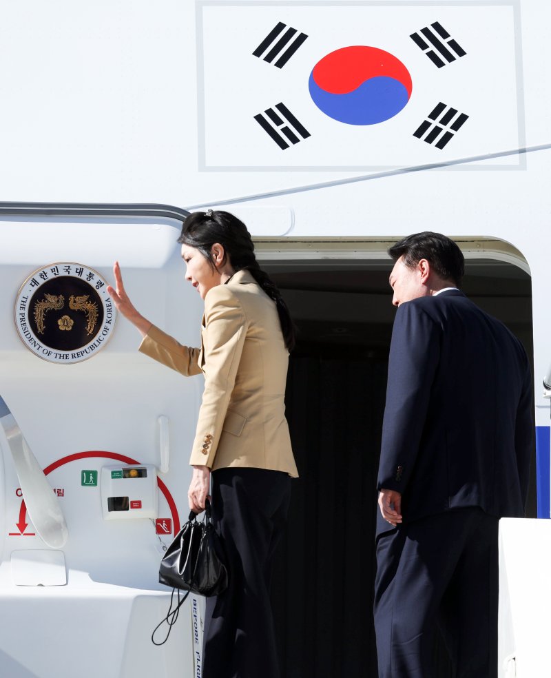 [프라하=뉴시스] 조수정 기자 = 체코 공식 방문 일정을 마친 윤석열 대통령과 부인 김건희 여사가 21일(현지시각) 프라하 바츨라프 하벨 국제공항에서 공군 1호기에 탑승하며 인사하고 있다.<div id='ad_body3' class='mbad_bottom' ></div> 2024.09.21. chocrystal@newsis.com