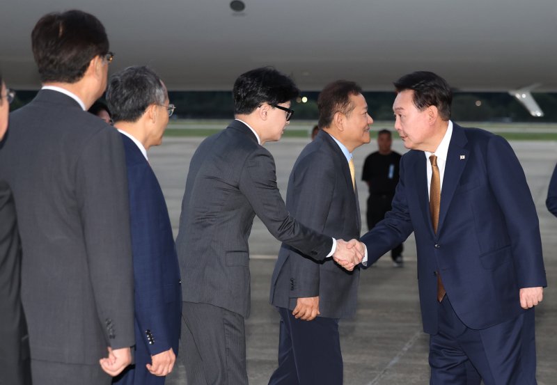 윤석열 대통령이 22일 성남 서울공항에서 체코 공식 방문을 마치고 귀국하며 마중 나온 국민의힘 한동훈 대표와 악수하고 있다. 연합뉴스