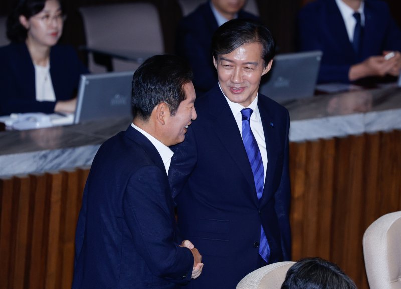 라이브 바카라 라이브 바카라혁신당 대표가 지난 9일 오후 서울 여의도 국회 본회의장에서 비교섭단체 대표 연설을 마친 후 정청래 더불어민주당 의원과 악수하고 있다. 2024.9.9/뉴스1