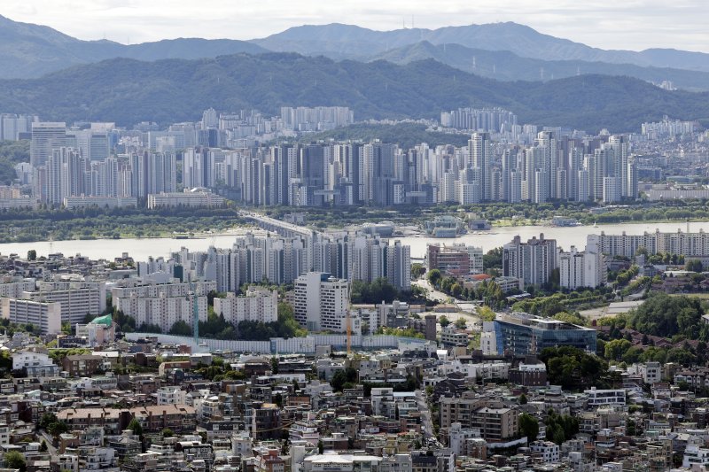 서울 남산공원에서 바라본 서울 시내 아파트 단지 모습. 뉴시스