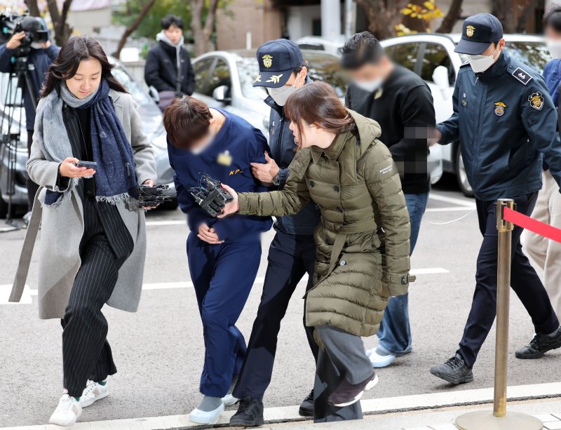 '영풍제지 주가조작' 관련 자본시장법 위반 혐의를 받는 김모 씨 등 3명이 지난해 11월 서울 양천구 서울남부지방법원에서 열린 영장실질심사에 출석하고 있다. 뉴시스 제공