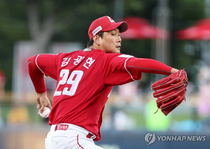 김광현이 팀의 5강 싸움을 마지막까지 끌고갔다. SSG는 김광현의 역투로 한화에 6-2로 승리했다.