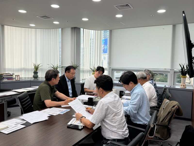 지난 19일 오후 서울 마포구 한국사회복지협의회회관에서 열린 한국사회복지협의회의 분과위원회 '중독대책위원회' 회의에서 위원들이 '약물법정' 도입에 대해 논의하고 있다. 한국사회복지협의회 제공