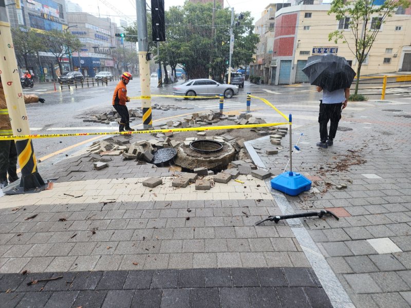 시간당 최대 80㎜ 물폭탄… 10m 싱크홀, 소방차도 삼켰다