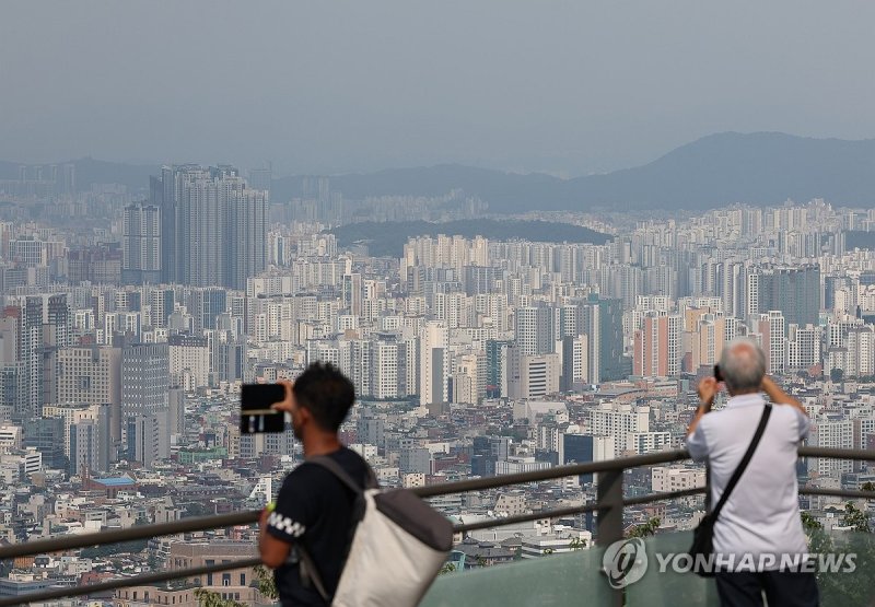 지난 8월 서울 아파트값 상승 폭이 전달보다 커지면서 2018년 9월 이후 최고 상승률을 기록했다. 한국부동산원이 지난 19일 발표한 '8월 전국 주택가격동향 조사'에 따르면 지난달 전국 주택(아파트ㆍ연립ㆍ단독주택) 매매가격지수는 전달 대비 평균 0.24% 상승했다. 특히 서울의 상승 폭은 0.83%로 7월(0.76%)에 비해 커졌다. 사진은 이날 오후 서울 남산에서 바라본 아파트 단지. 연합뉴스.