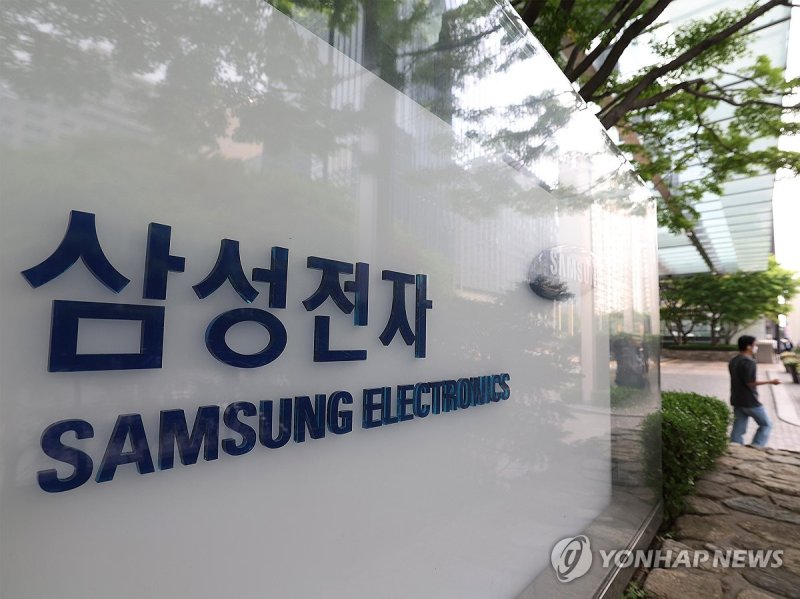삼성전자 서초사옥 삼성전자 1분기 반도체 영업익 1.9조원 (서울=연합뉴스) 이지은 기자 = 삼성전자 반도체 사업이 메모리 반도체 업황의 회복으로 2022년 4분기 이후 5분기 만에 흑자 전환에 성공했다. 삼성전자는 연결 기준 올해 1분기 영업이익이 6조6천60억원으로 지난해 동기보다 931.87% 증가한 것으로 잠정 집계됐다고 30일 공시했다. 사진은 이날 서울 삼성전자 서초사옥. 2024.4.30 jieunlee@yna.co.kr (끝)
