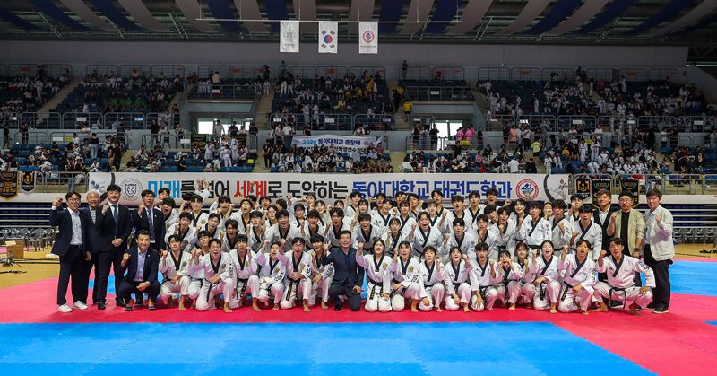 부산 강서실내체육관에서 열린 ‘2024 동아대학교 총장배 전국태권도대회 겸 부산학생선수권대회’ 개회식에 참석한 이해우 총장과 동아대 태권도 시범단. 사진제공 동아대