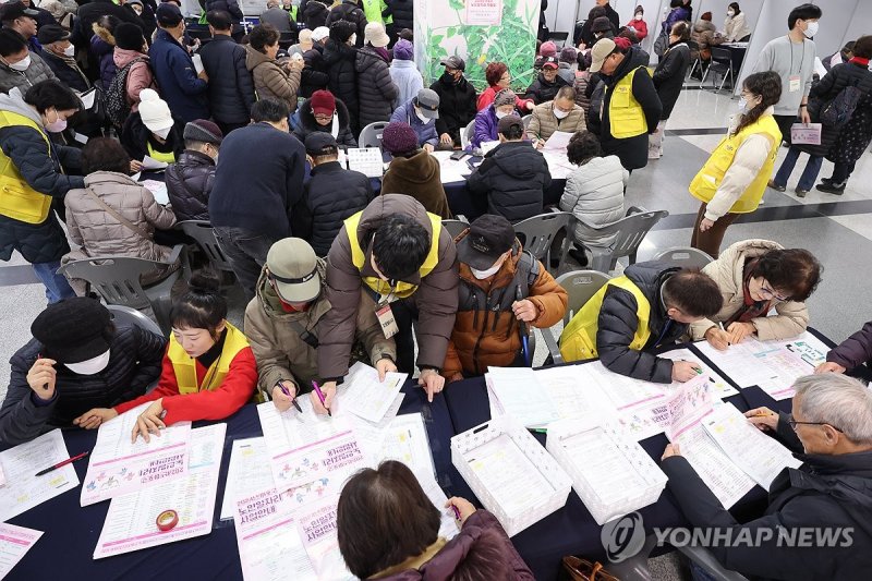 지난 13일 서울 마포구청에서 열린 '2023 마포구 노인 일자리 박람회'가 일자리를 구하려는 노인들로 북적이고 있다. 이날 통계청이 발표한 11월 고용동향에 따르면 취업자 수 증가 폭이 석 달 만에 20만명대로 다소 축소됐다. 이 중 청년층은 6만7천명 줄며 지난해 11월 이후 13개월째 감소세가 이어졌고, 60세 이상이 29만1천명 늘어 증가 폭이 가장 컸다. 연합뉴스