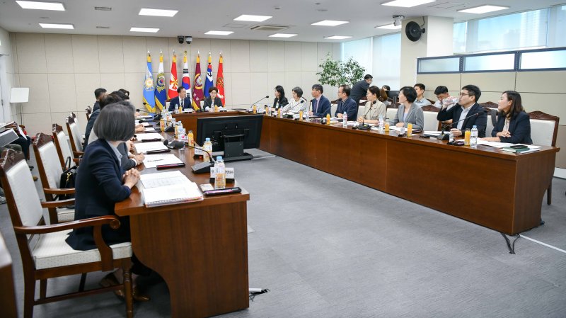 국방부는 현재 운영 중인 양성평등위원회에 딥페이크(허위 영상물) 대응을 위한 소위원회를 둬서 운영하기로 했다고 23일 밝혔다. 사진은 국방부 양성평등위원회. 사진=국방부 제공