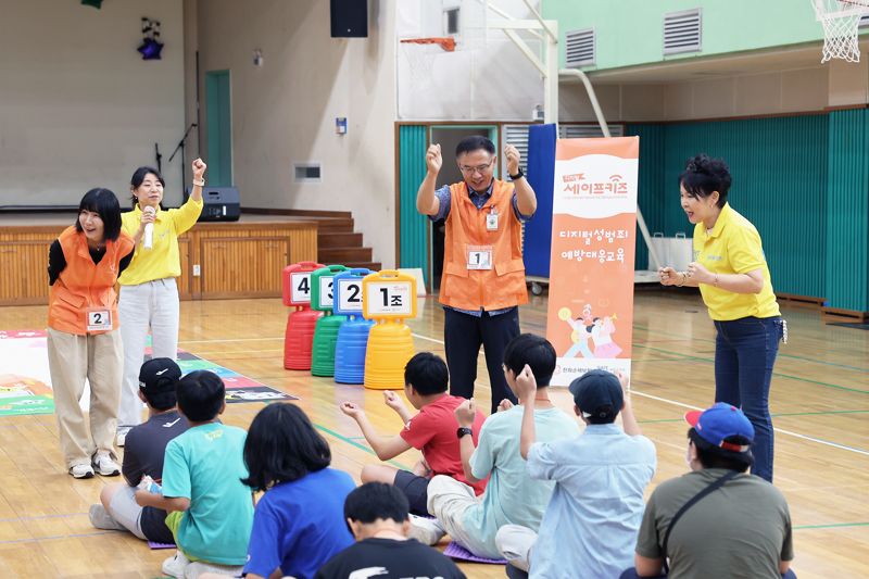 한화손해보험은 청소년들이 디지털 환경에서 안전하게 성장할 수 있도록 지원하기 위해 디지털 성범죄 예방 교육 프로그램 ‘디지털 세이프 키즈’ 교육을 진행했다. 13일 서울 북성초등학교에서 실시된 첫번째 교육에 참가한 초등학생들이 게임을 통해 디지털 성범죄 예방법과 대처법을 배우고 있다. 사진=한화손해보험 제공