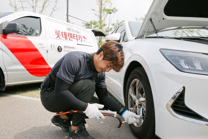 롯데렌탈 자회사 롯데오토케어는 서울특별시 중부·남부기술교육원과 협약해 신설한 남부캠퍼스 자동차 학과에서 올 하반기 직업교육 훈련과정 무료 교육생을 모집했다. 롯데렌탈 제공