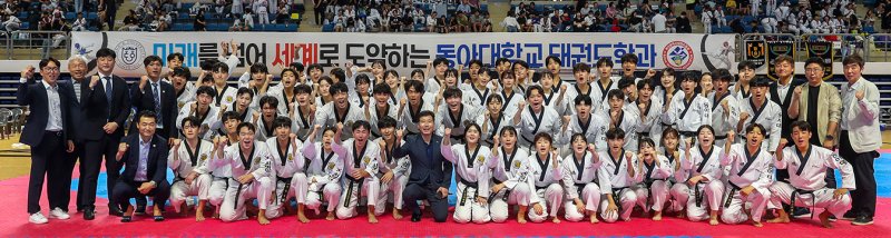 지난 21일 부산 강서실내체육관에서 열린 '2024 동아대학교 총장배 전국태권도대회 겸 부산학생선수권대회' 개회식에서 이해우 총장과 동아대 태권도 시범단이 단체촬영을 하고 있다. 동아대 제공