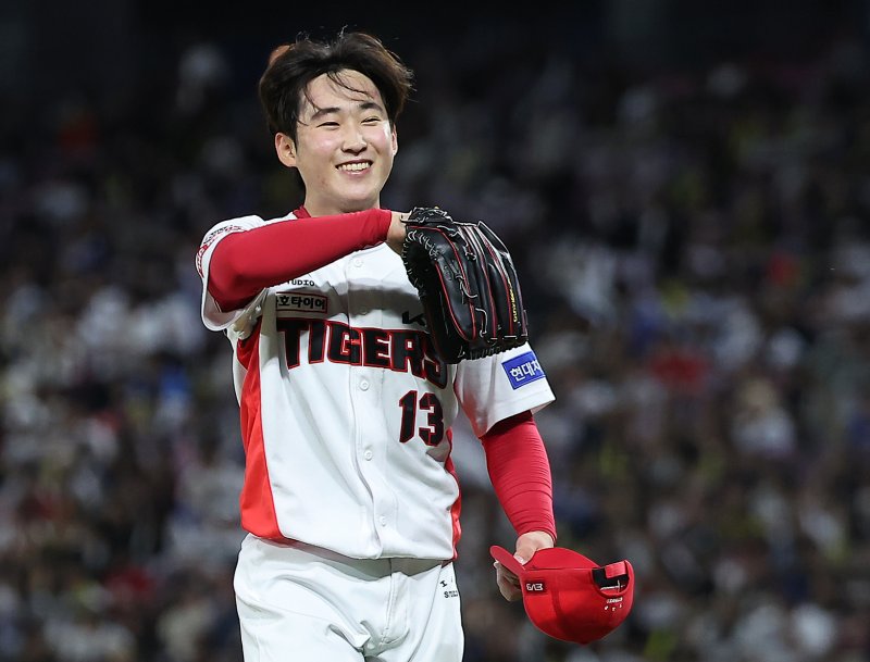 23일 오후 광주 기아챔피언스필드에서 열린 '2024 신한 SOL 뱅크 KBO리그' 삼성 라이온즈와 KIA 타이거즈의 경기, KIA 선발 윤영철이 3회초 이닝을 실점 없이 마친 뒤 미소를 지으며 더그아웃으로 향하고 있다. 2024.9.23/뉴스1 ⓒ News1 김진환 기자