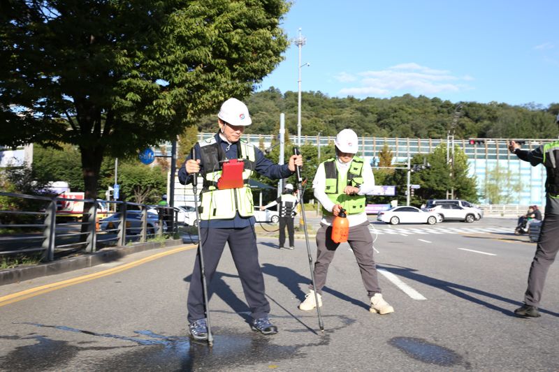 한국가스안전공사 박경국 사장(왼쪽 첫번째)이 지난 23일 매설배관피복탐사장비를 이용하여 송유관의 안전성을 점검하고 있다. 한국가스안전공사 제공