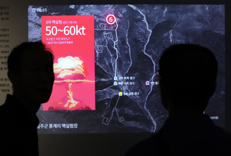 서울 용산구 전쟁기념관 3층의 상설전시 '북한의 군사도발실'을 찾은 관람객들이 북한의 핵실험 관련 설명을 살펴보고 있다. 뉴스1