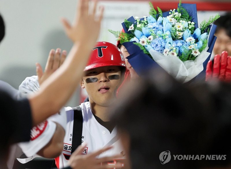 김도영, 홈런으로 시즌 최다득점 신기록 달성 김도영, 홈런으로 시즌 최다득점 신기록 달성 (광주=연합뉴스) 조남수 기자 = 23일 광주기아챔피언스필드에서 열린 프로야구 삼성 라이온즈와 KIA 타이거즈의 경기에서 KIA 김도영이 1회말 선두타자로 나와 솔로홈런을 때리고 홈인한 뒤 꽃다발을 받고 동료와 하이파이브 하고 있다. 김도영은 이 홈런(시즌38호)으로 시즌 136득점째를 기록하며 단일 시즌 최다 득점 신기록을 달성했다. 2024.9.23 iso64@yna.co.kr (끝)