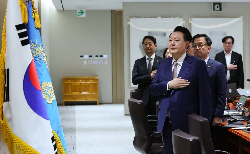 윤석열 대통령이 24일 서울 용산 대통령실 청사에서 열린 제41회 국무회의에서 국기에 경례하고 있다. /사진=뉴시스화상