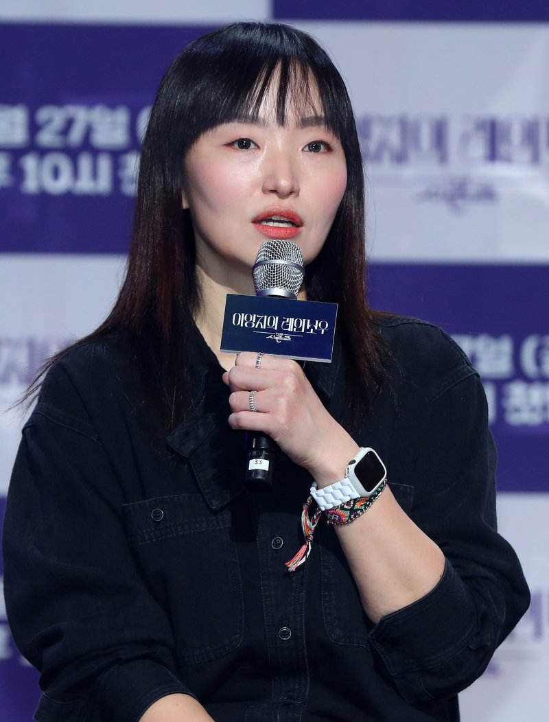 [서울=뉴시스] 김혜진 기자 = 최승희PD가 24일 오전 서울 영등포구 KBS에서 열린 뮤직 토크쇼 '더 시즌즈'의 여섯 번째 시즌 '이영지의 레인보우' 제작발표회에서 인사말을 하고 있다. 2024.09.24. jini@newsis.com