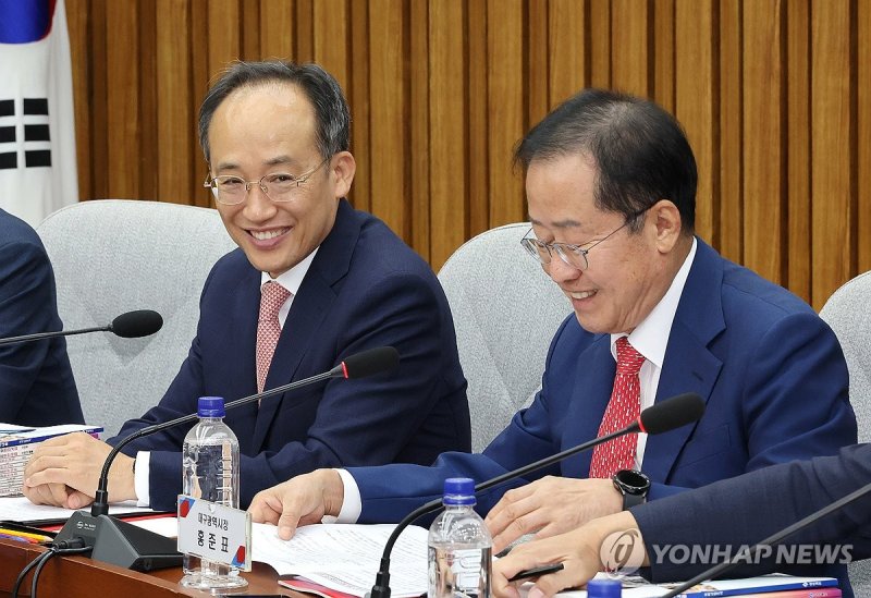 추경호 국민의힘 원내대표와 홍준표 대구시장(오른쪽)이 24일 오전 국회에서 열린 국민의힘-대구·경북 지역민생 예산정책협의회에 참석해 밝은 표정을 하고 있다.