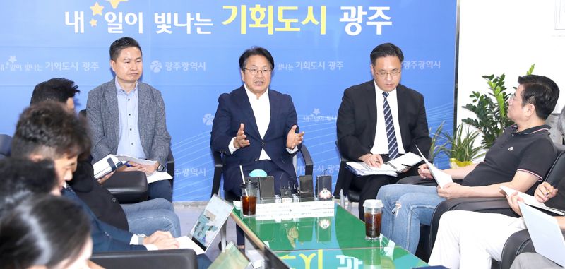 강기정 광주광역시장이 24일 시청 브리핑룸에서 기자들을 만나 "상급종합병원과 수련병원의 비상진료체계 강화를 위해 재난관리기금 40억원을 지원하기로 했다"라고 밝히고 있다. 광주광역시 제공