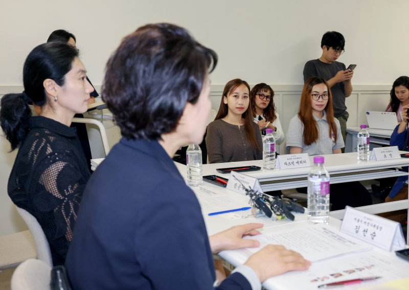 필리핀 가사관리사 "우리는 성인인데 통금이라니…"