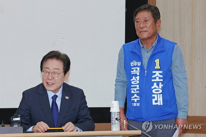 이재명 민주당 대표와 조상래 곡성군수 재선거 후보 이재명 민주당 대표와 조상래 곡성군수 재선거 후보 (곡성=연합뉴스) 김혜인 기자 = 24일 오전 전남 곡성군 곡성읍 곡성군민회관에서 더불어민주당 이재명 대표와 조상래 후보가 대한노인회 곡성군지회 회원들과 만나 이야기하고 있다. 2024.9.24 in@yna.co.kr (끝)