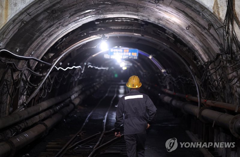 강원 태백시 장성광업소에서 한 직원이 갱구로 발걸음을 옮기고 있다. 국내 최대 규모 탄광인 장성광업소는 1936년 문을 연 이래 87년 만에 광업권 소멸등록을 마치고 지난 6일 공식 폐광했다. 연합뉴스