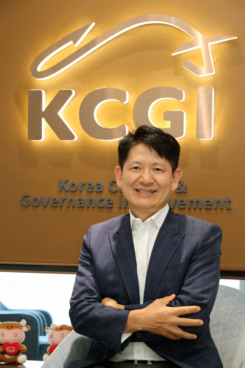 24일 강성부 KCGI 대표가 서울 여의도 IFC 내 KCGI 본사에서 기업 지배구조개선 성과 등에 대해 설명하고 있다. 사진=서동일 기자