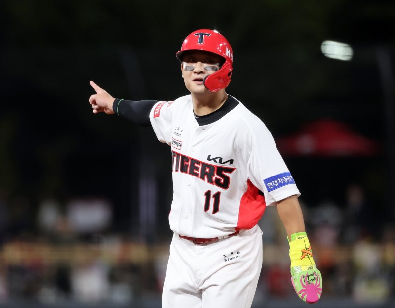 광주기아챔피언스필드에서 열린 프로야구 삼성 라이온즈와 KIA 타이거즈의 경기. KIA 윤도현이 4회말에 2루타를 치고 진루한 뒤 후속 3번 박찬호의 홈런타구를 바라보며 기뻐하고 있다. 연합뉴스