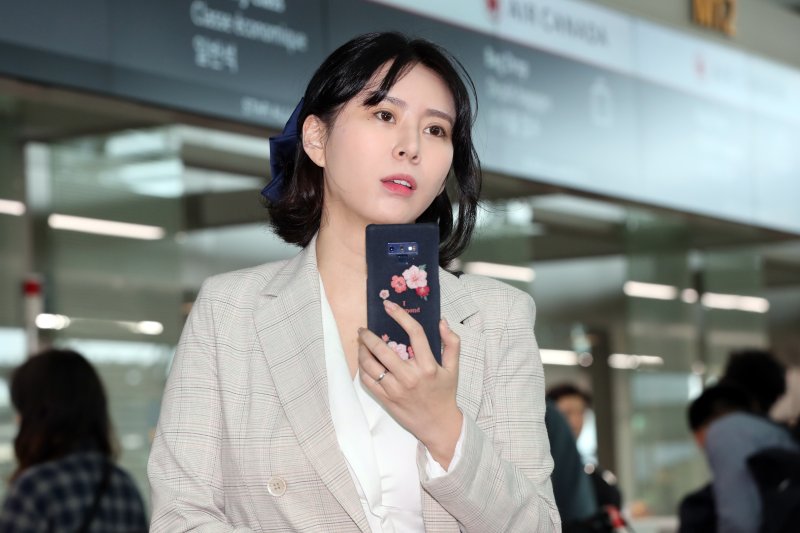 [인천공항=뉴시스]'장자연 증언자' 윤지오씨가 지난 2019년 4월24일 오후 인천국제공항 제1터미널에서 캐나다 토론토로 출국 중 취재진을 촬영하고 있다.(사진=뉴시스DB) /사진=뉴시스