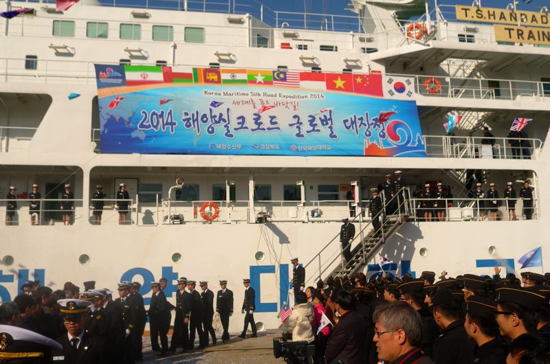 지난달 '제9회 세계해양사대회'를 성공적으로 치른 한국해양대학교 국제해양문제연구소가 이에 앞서 지난 2014년 실습선을 타고 전세계를 돌면서 진행한 '해양실크로드 글로벌 대장정'을 기획, 큰 반향을 불러 일으켰다. 연구소는 앞으로 '찾아가는 바다 인문학' 확산에 적극 앞장 나선다는 계획이다. 국제해양문제연구소 제공